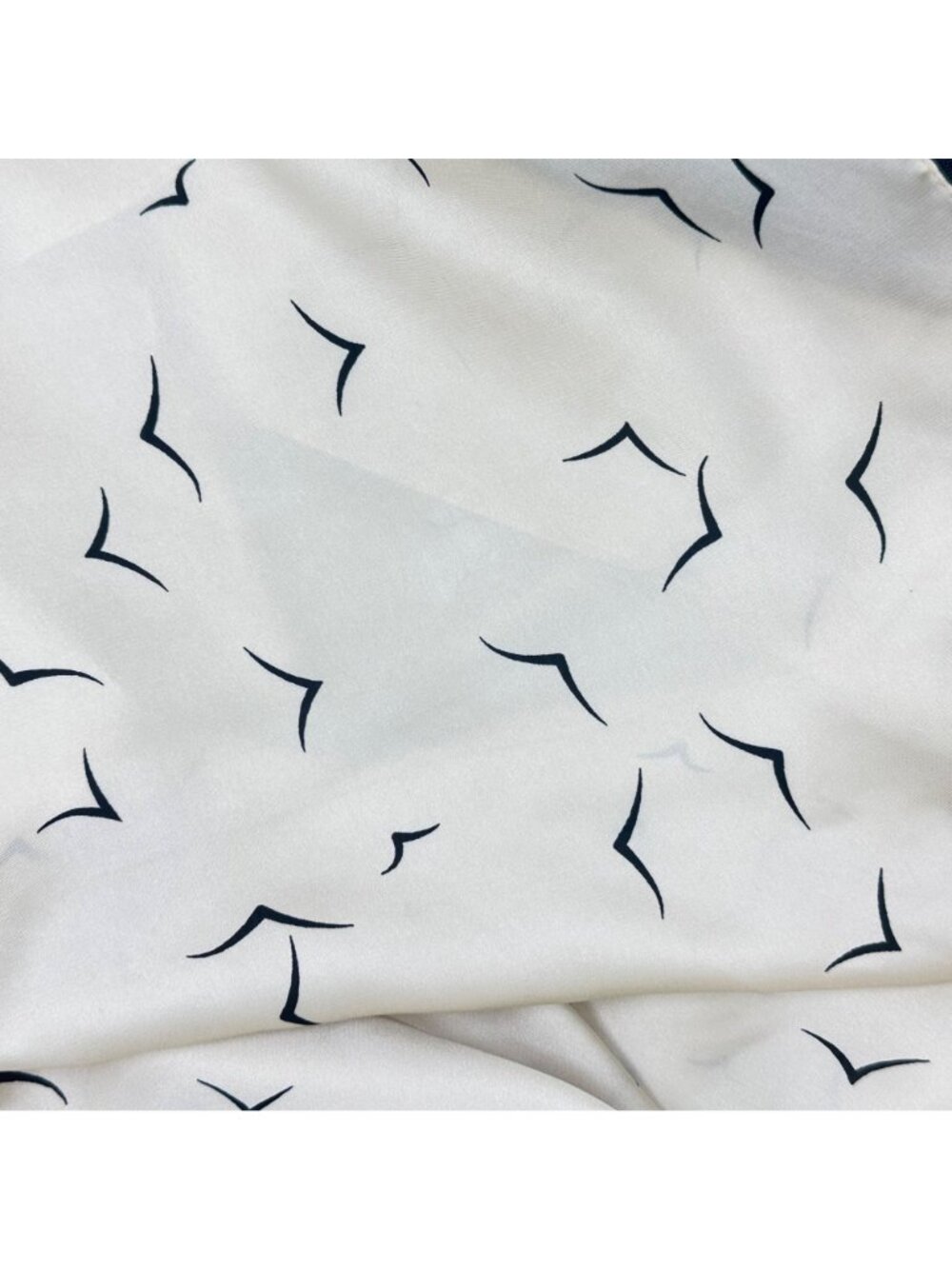 ✨✨Cream Silky Scar Minimalist Bird Print Chic Luxury Bandana Versatile Accessory - Picture 3 of 5